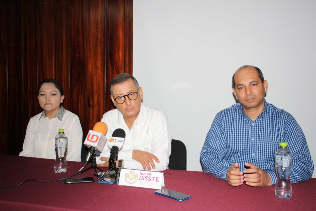 Pedro Zenteno Santaella en conferencia de prensa