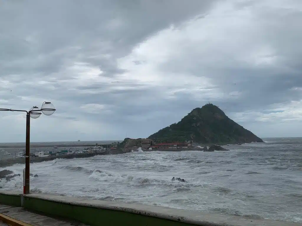 Oleaje en el puerto de Mazatlán