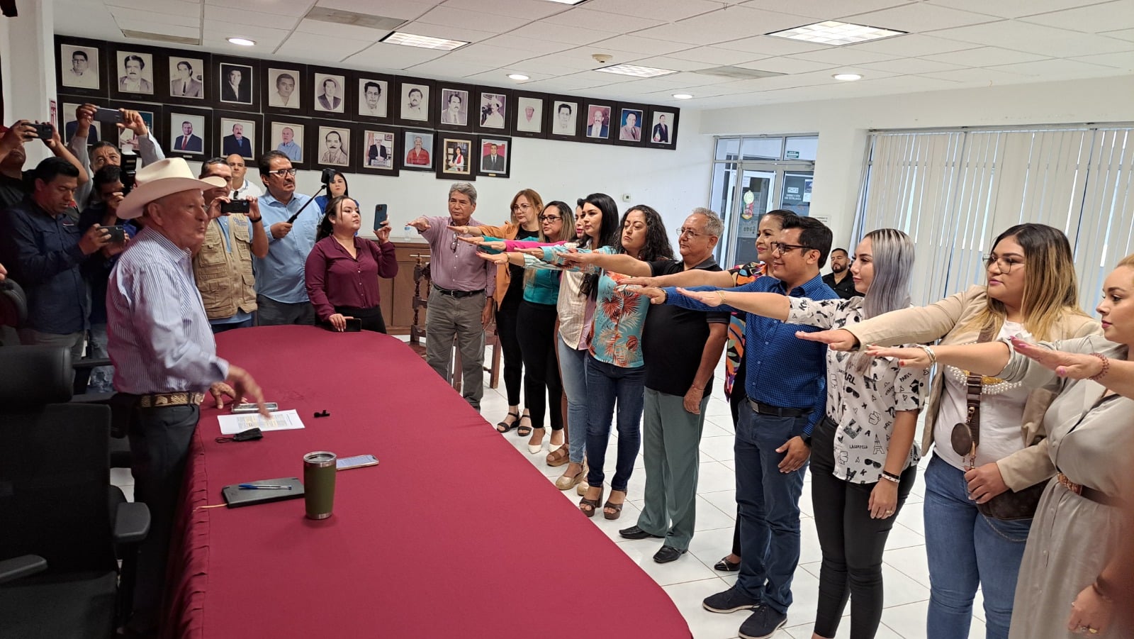 Integrantes de patronato de carnaval tomando protesta