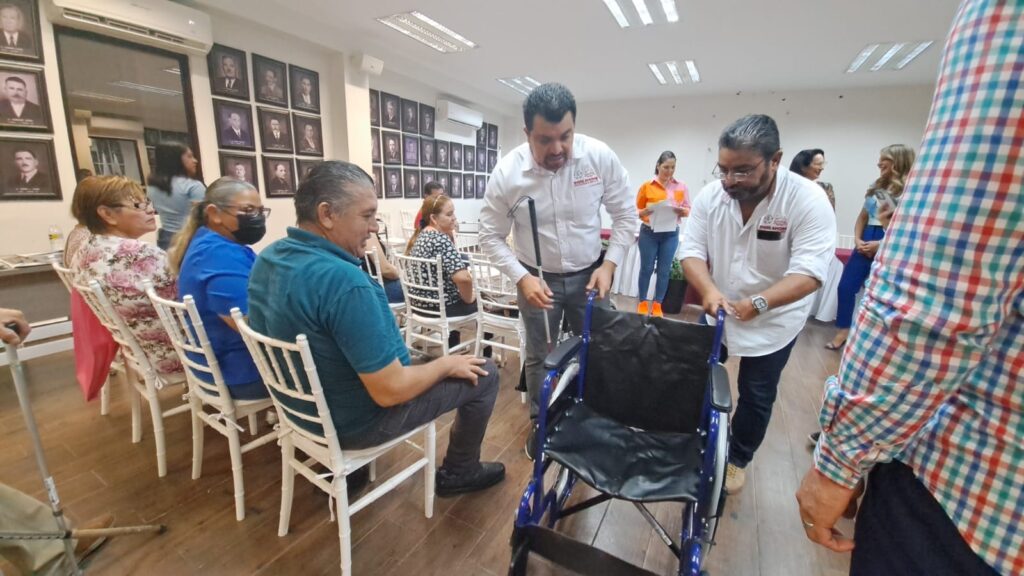 Persona con discapacidad recibiendo silla de ruedas en imdis ahome