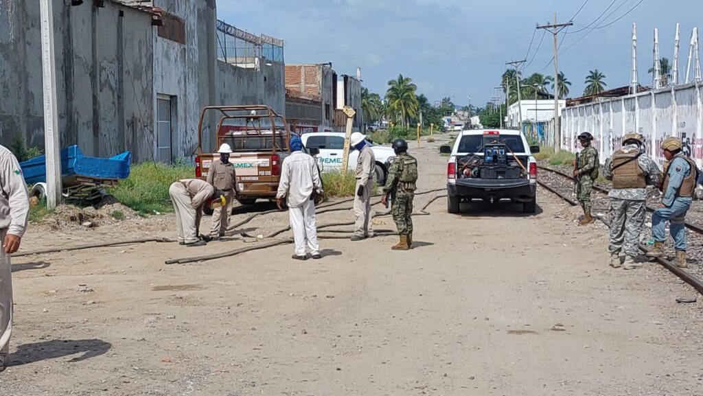 Miliatares y personal de PEMEX en zona donde se localizaon manguras de alta presion