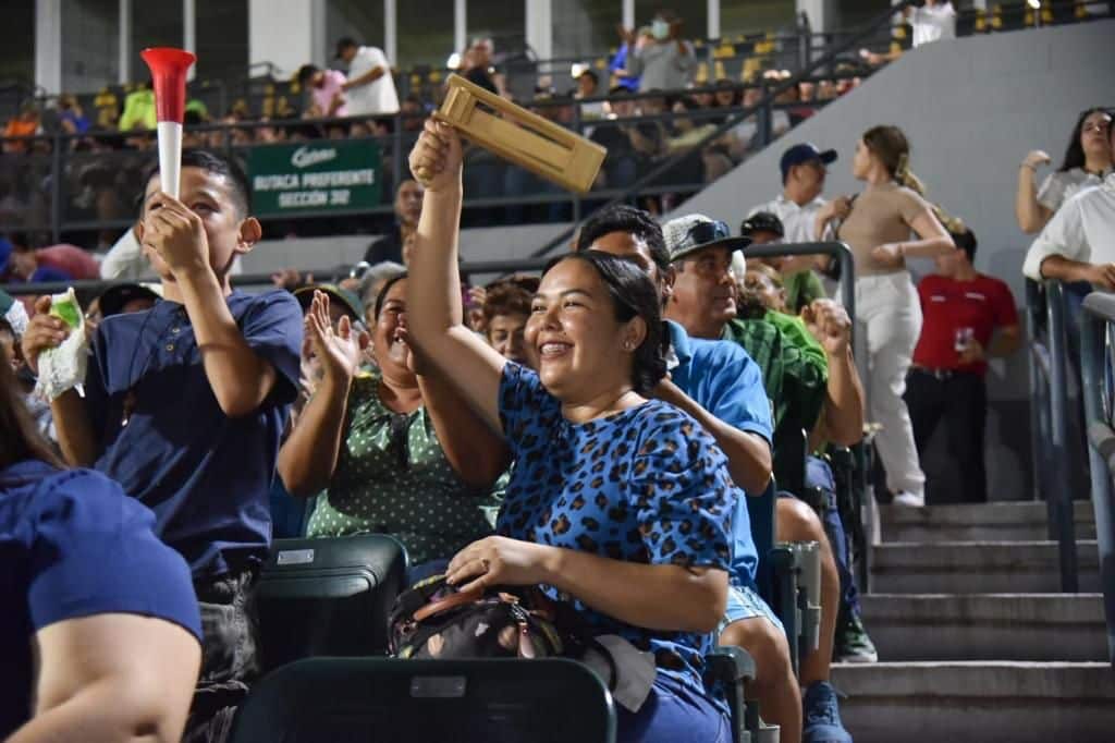personas apoyando a cañeros en estadio por juego inaugural