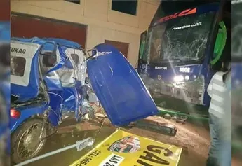 Daños frontales entre los autobuses luego del choque en Perú