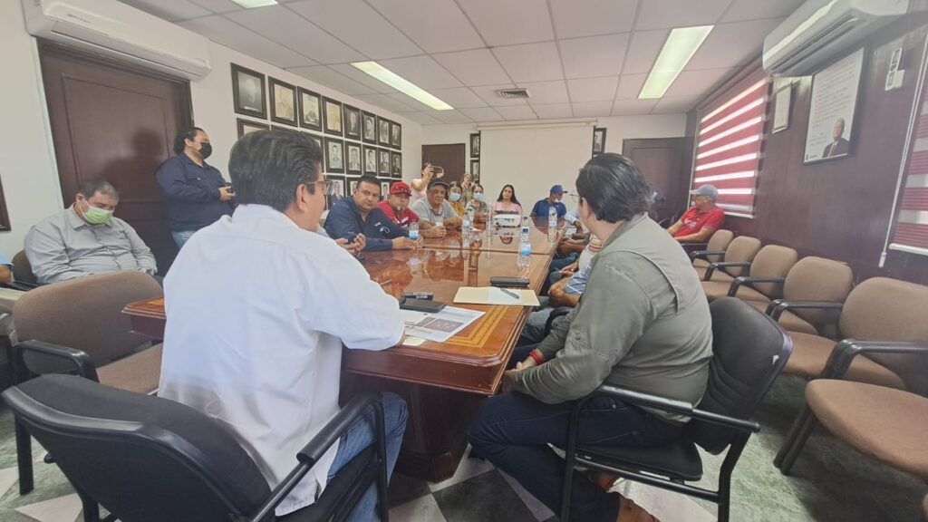 reunión de alcalde de Guasave y pescadores