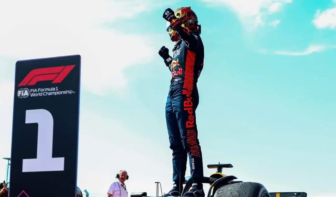 piloto de la Fórmula 1 arriba de su auto