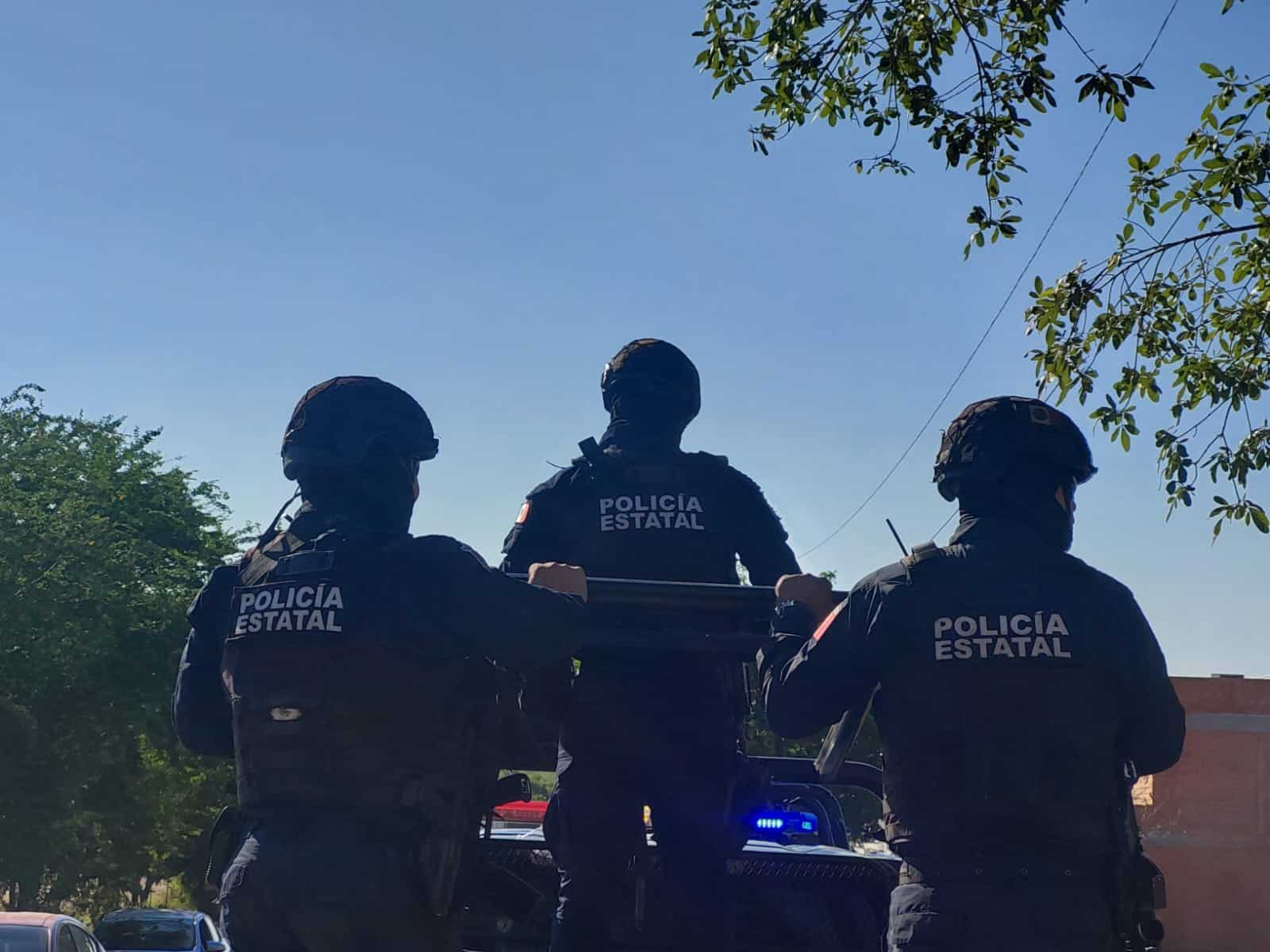 Agentes de la Policía Estatal de espalda