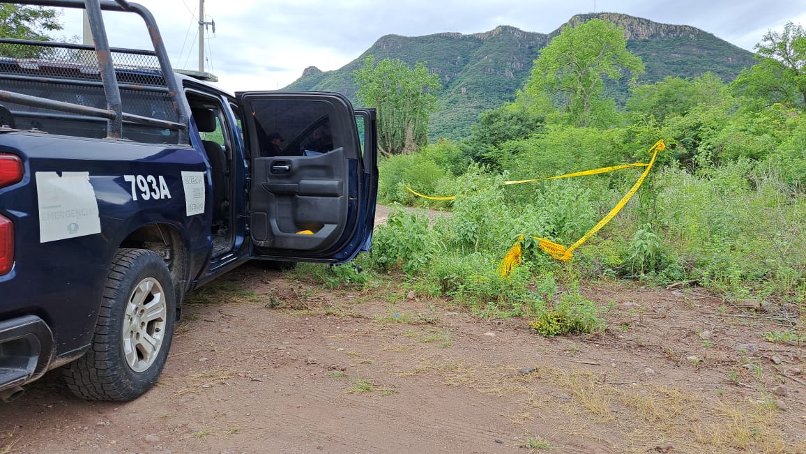 Policía estatal en zona donde se encontró cadáver