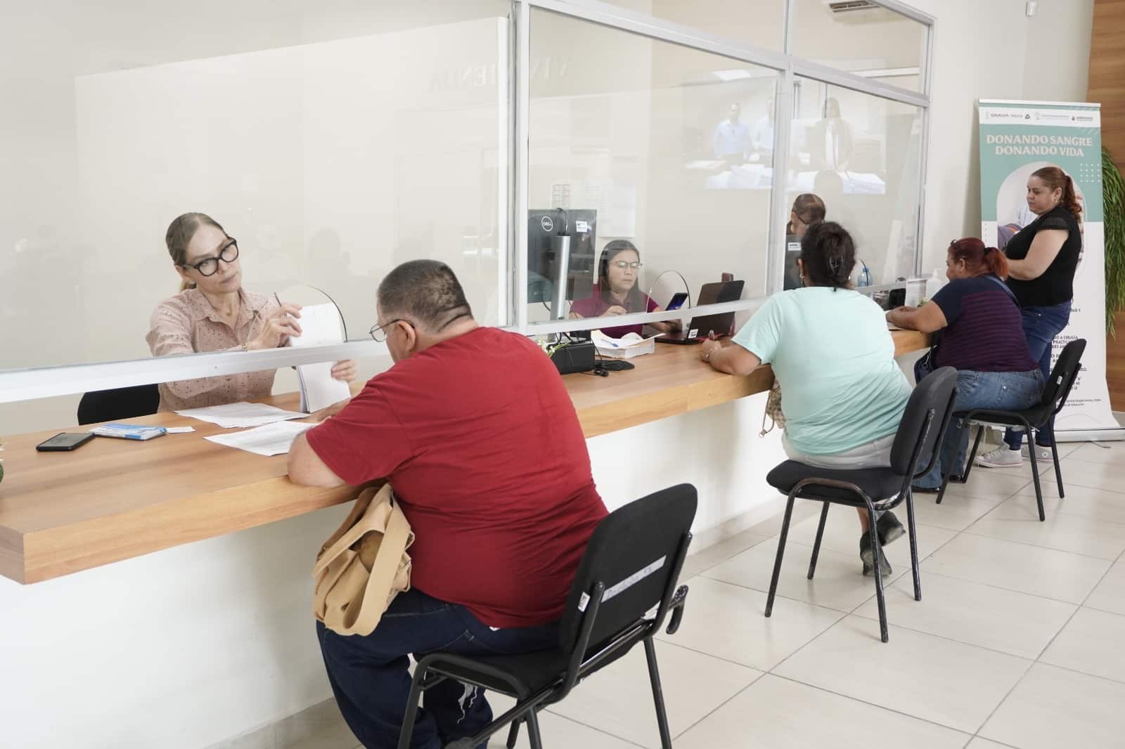 personas haciendo trámite de crédito