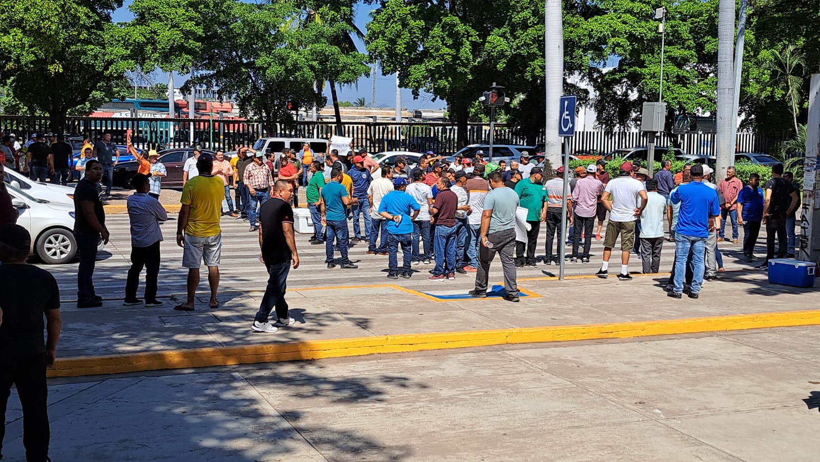 pescadores reunidos en protesta