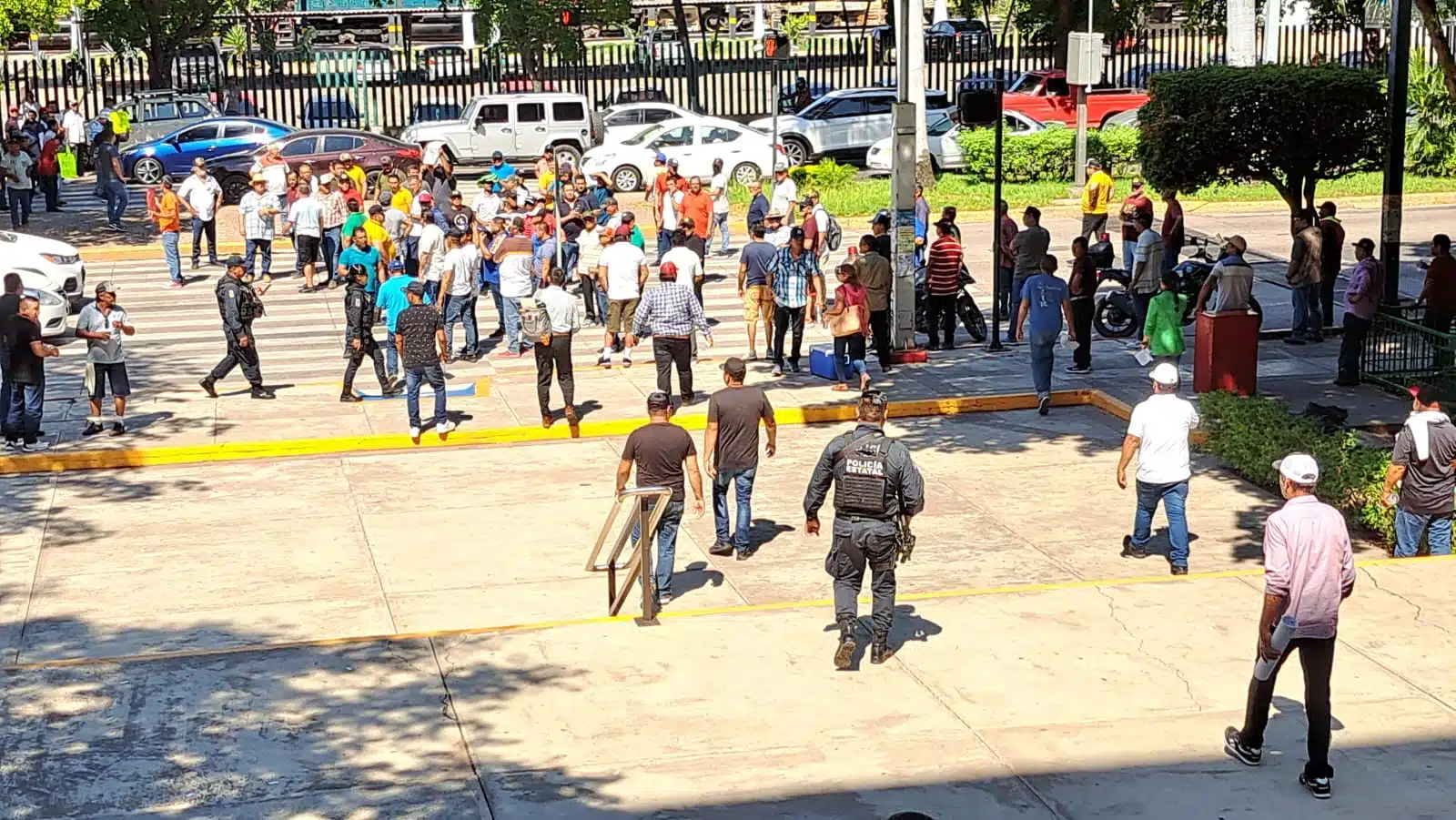 pescadores reunidos en protesta