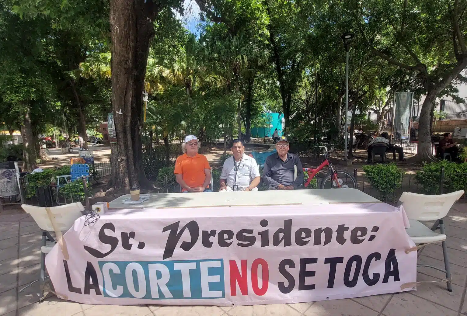 mesa para la recolección de firmas