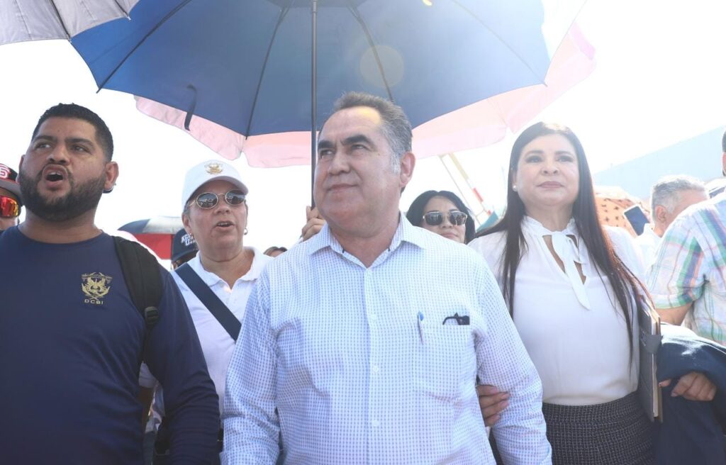 Jesús Madueña Molina llegando a la audiencia