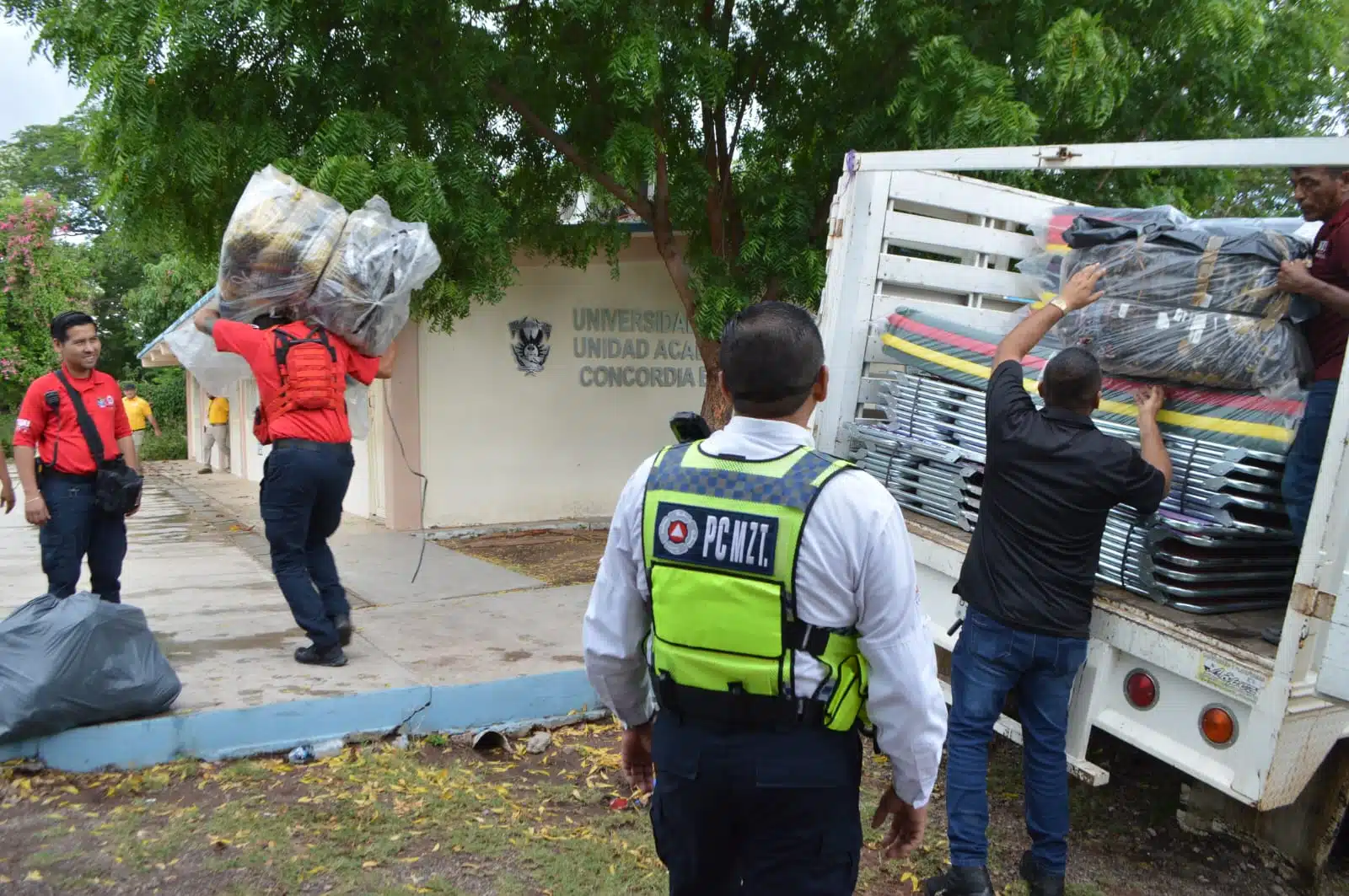 Protección civil entregando cobijas en refugios