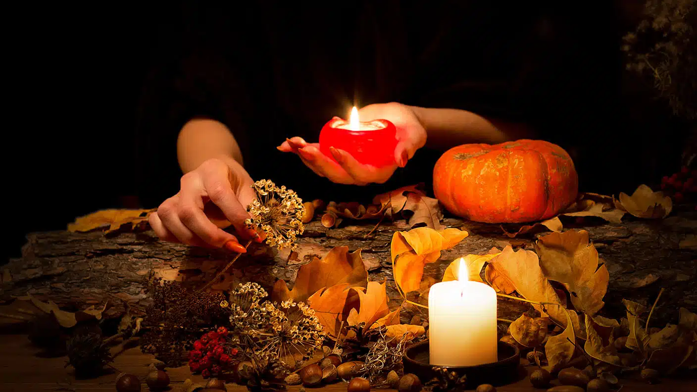 Mujer preparando ritual en noche de Halloween