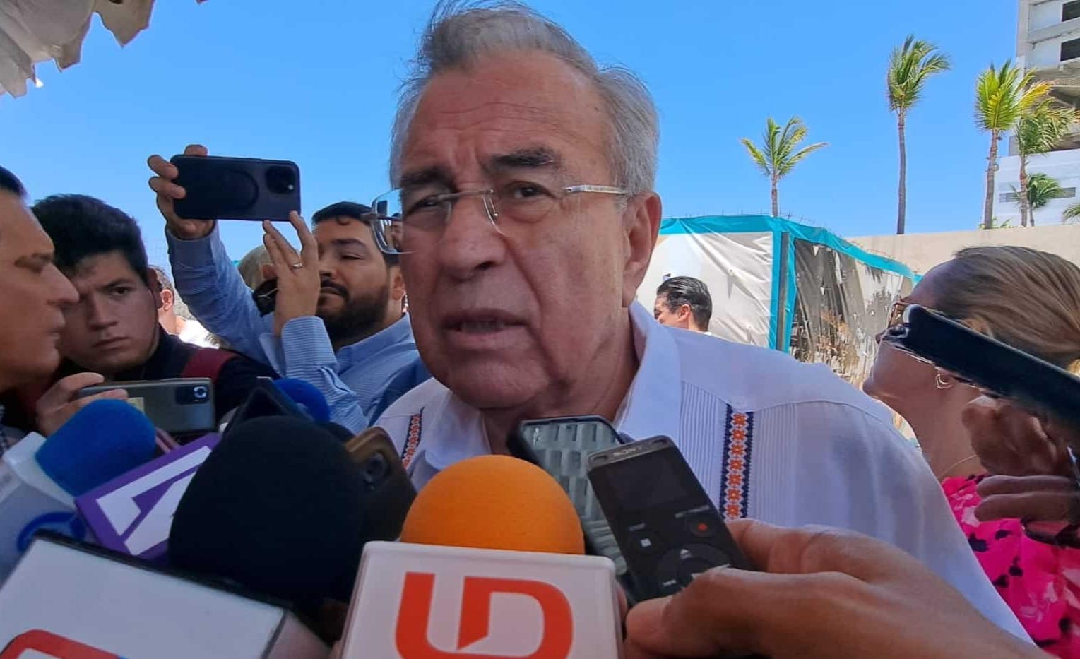 Rubén Rocha Moya con medios de prensa