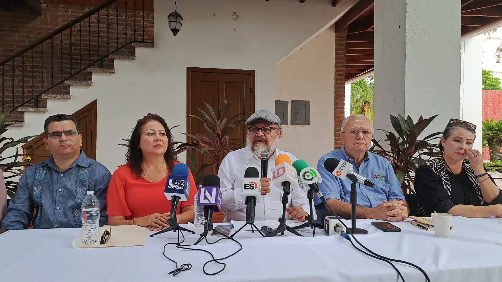 Gladis Aidé Gastélum Barreras, Rodolfo Arriaga Robles y demas personas en rueda de prensa