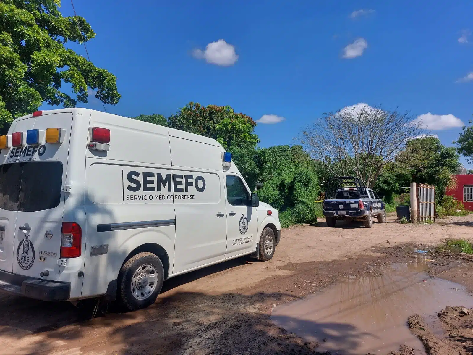 Carro de Semefo y Policía Municipal en sindicatura de San Pedro en el municipio de Navolato donde se localizo adulto mayor sin vida