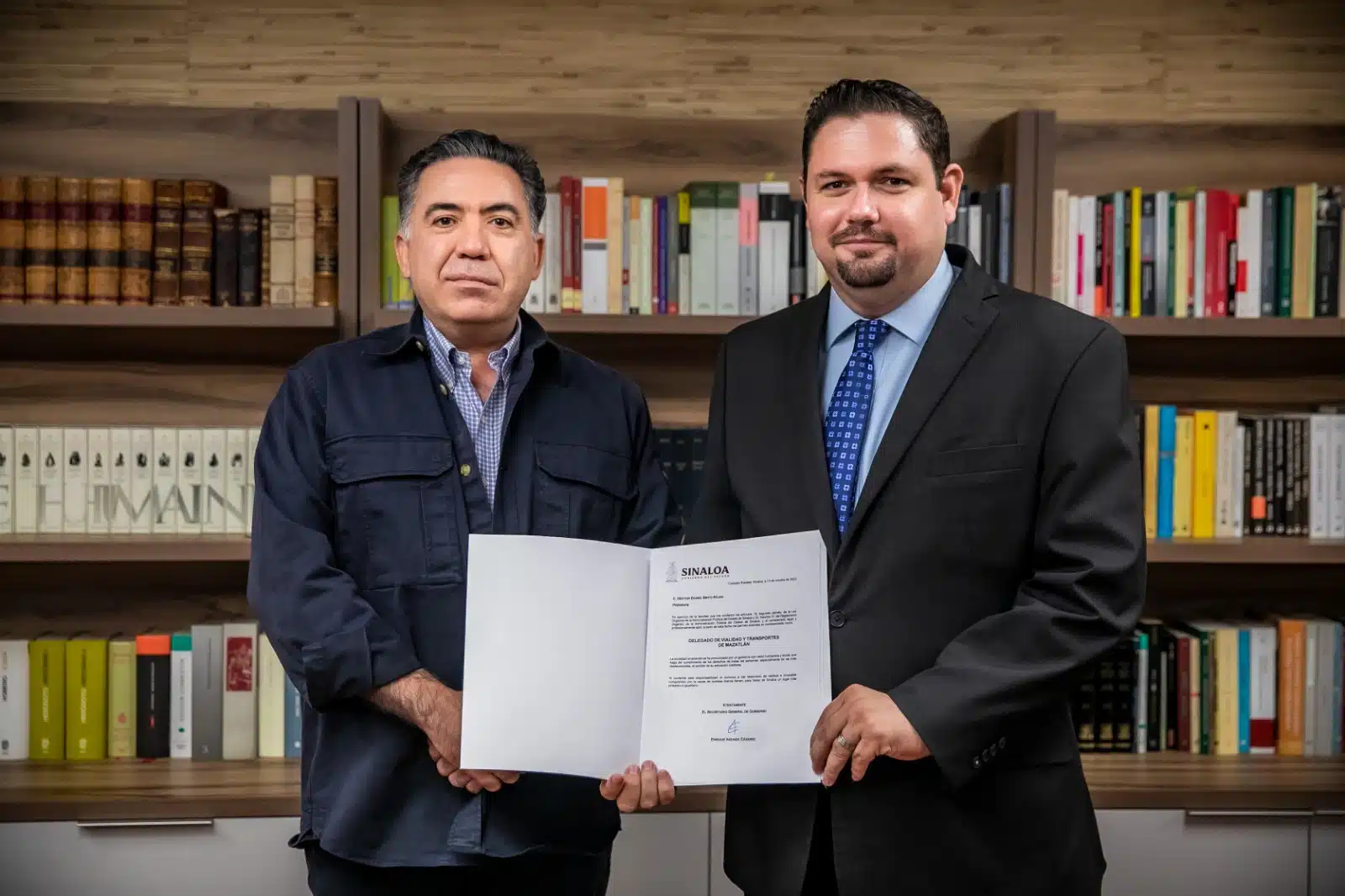 Héctor Daniel Brito tomando protesta por Enrique Inzunza