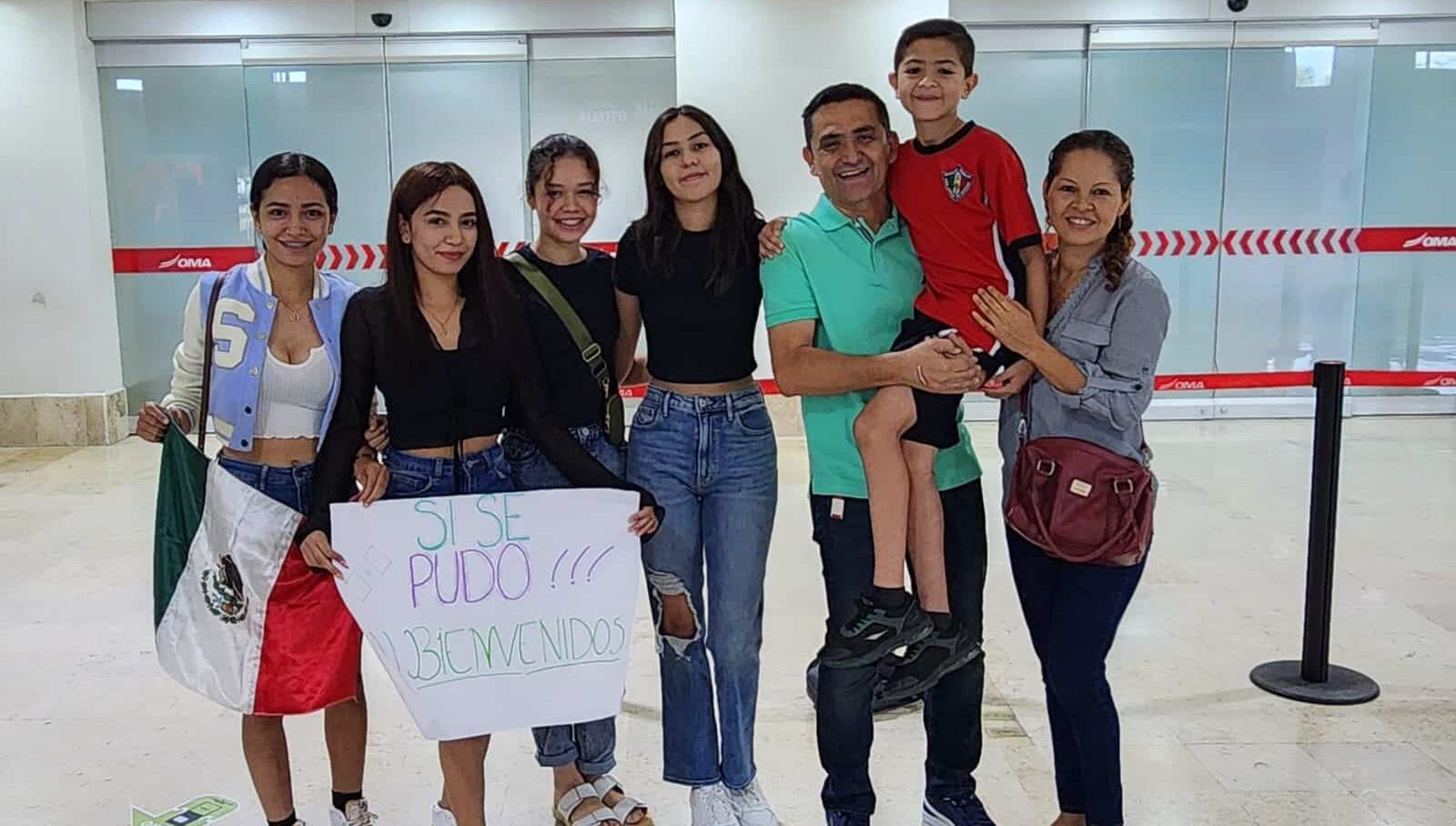 Juan Cuevas y grupo de turistas en aeropuerto