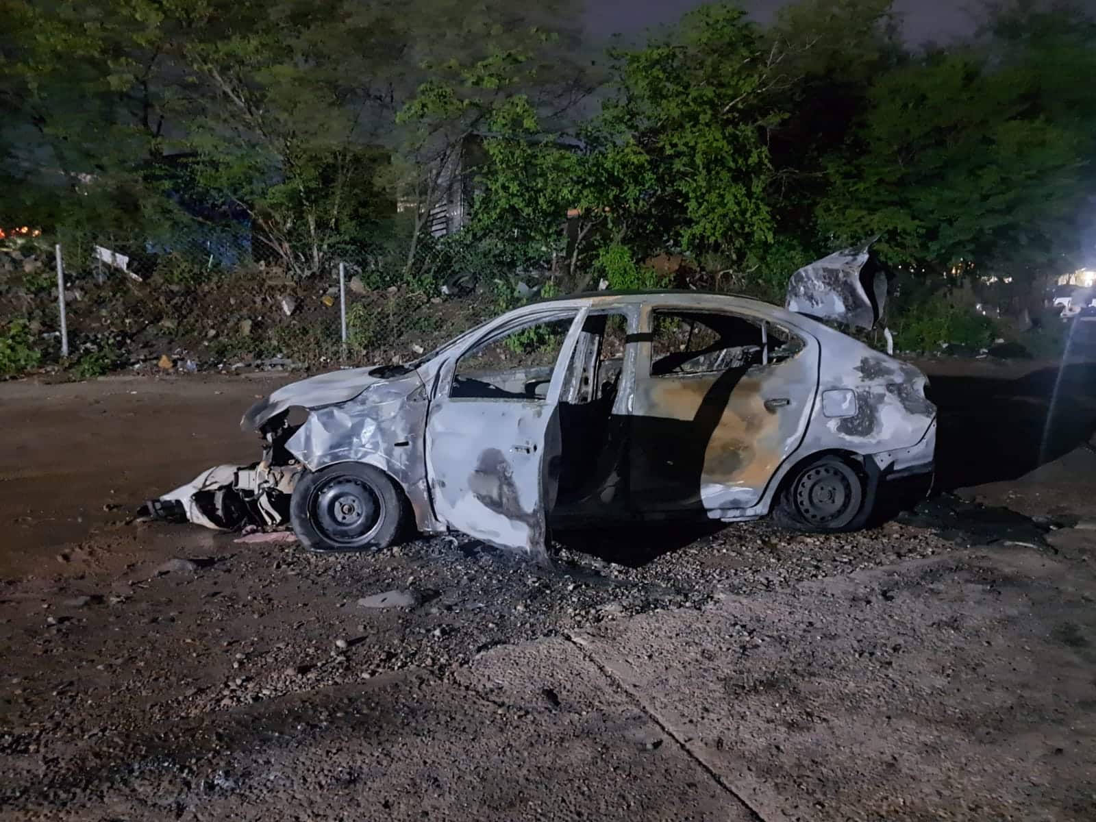 El vehículo presentó daños en su totalidad tras el incendio.