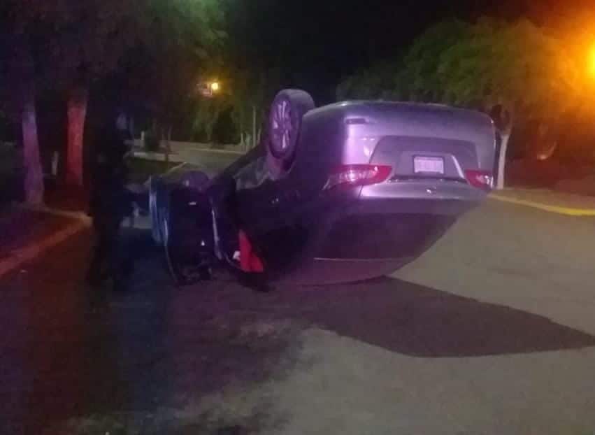 Auto volcado en Guasave