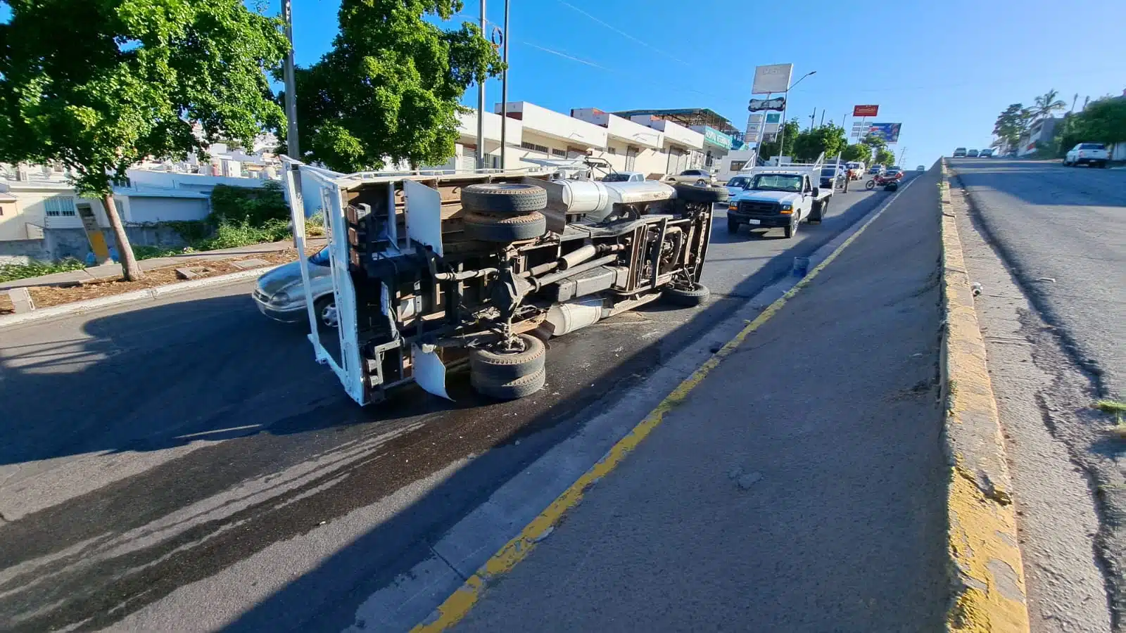 Camioneta volcada en calle de Culiacán