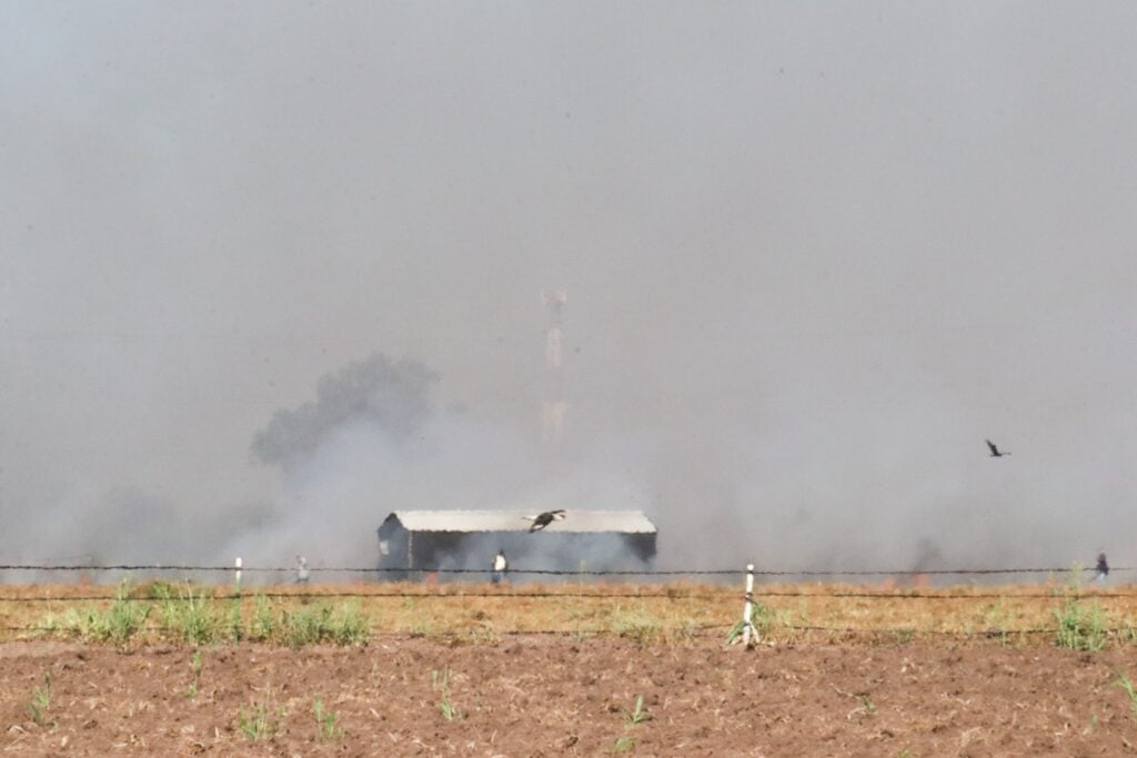 Humo espeso en zona agrícola