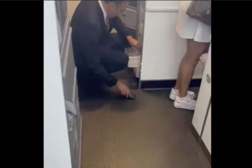 ¡Indignante! Captan a sobrecargo grabando debajo de la falda de pasajera