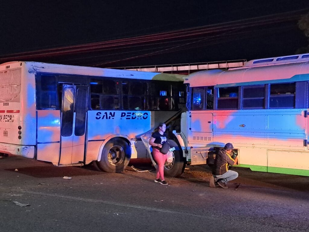 Choque entre dos camiones y un vehículo en Culiacán