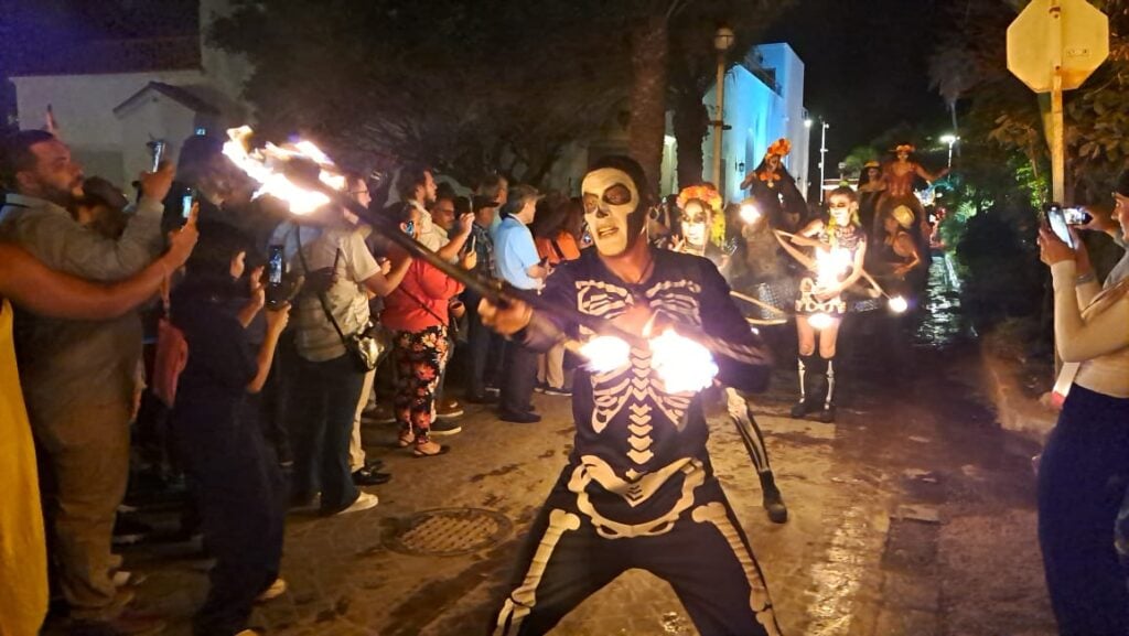 Los invitados disfrutaron de una callejoneada colorida y tradicional