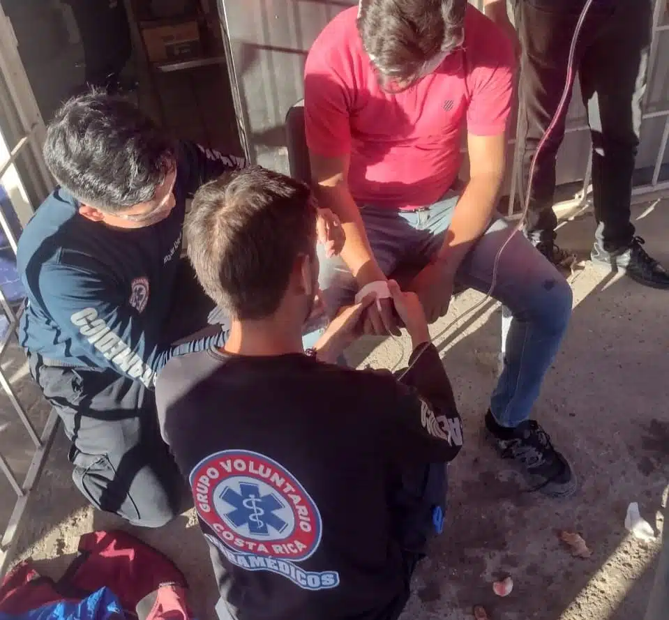 Jóvenes motociclistas recibiendo atención médica por parte del Grupo Voluntario de Costa Rica