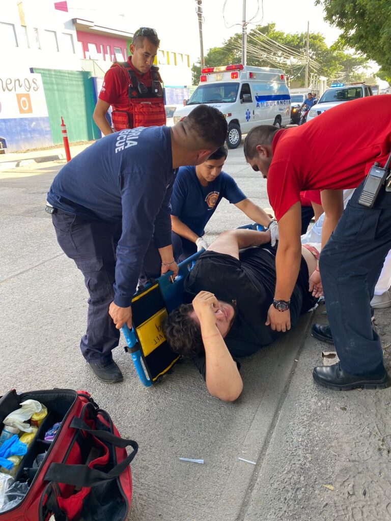 Motociclista lesionado siendo atendido por Bomberos Veteranos Mazatlán