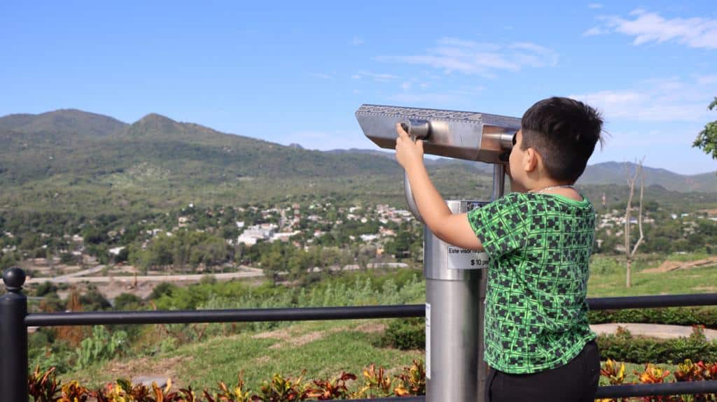 Niño utilizando uno de los visores panorámicos