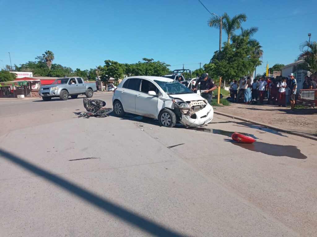 Autoridades en el lugar donde se encuentran ambos vehículos involucrados en el accidente