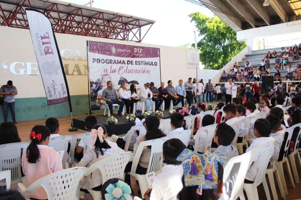 Entrega de Becas Probec a estudiantes de primaria por parte de DIF y Gobierno de Mazatlán