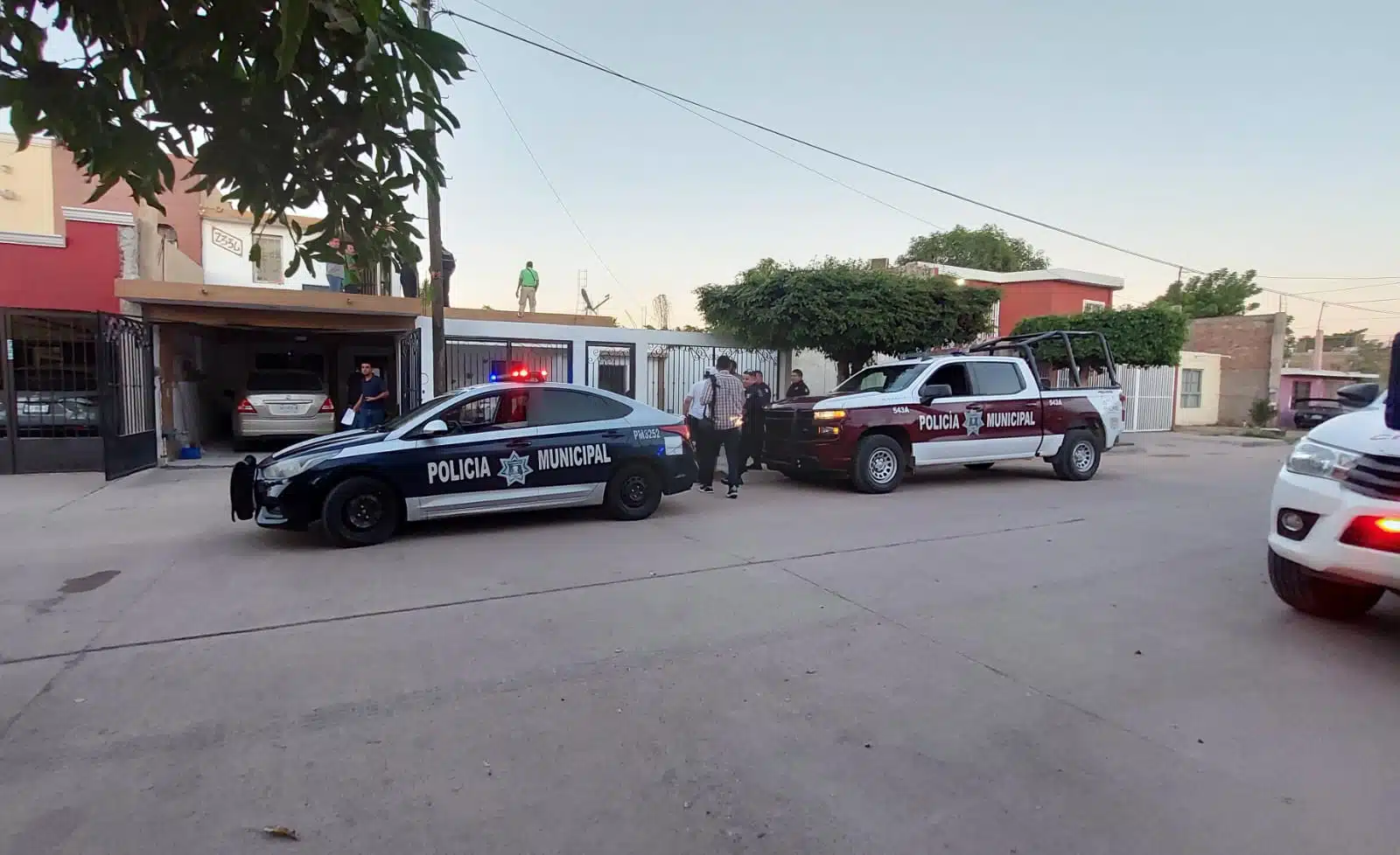 Policía Municipal afuera de una vivienda en Los Mochis