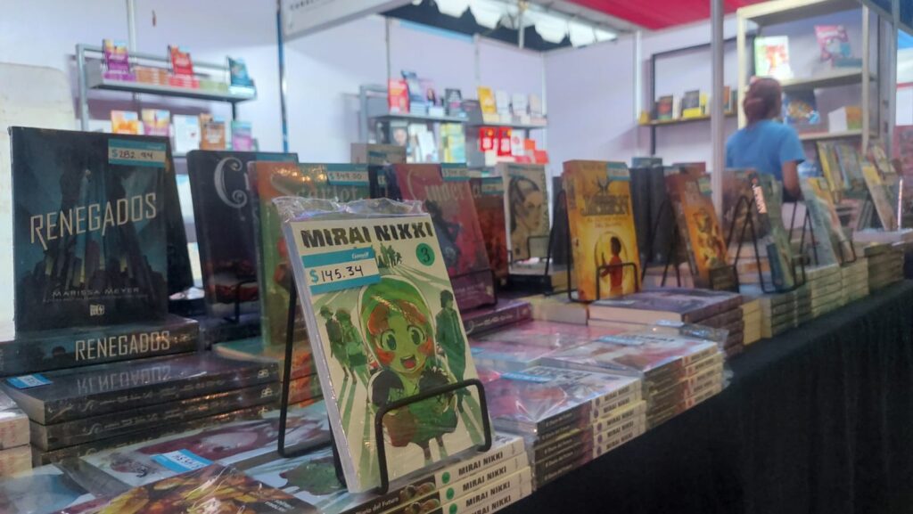 Libros y mangas exhibidos en la Feria Internacional del Libro Culiacán
