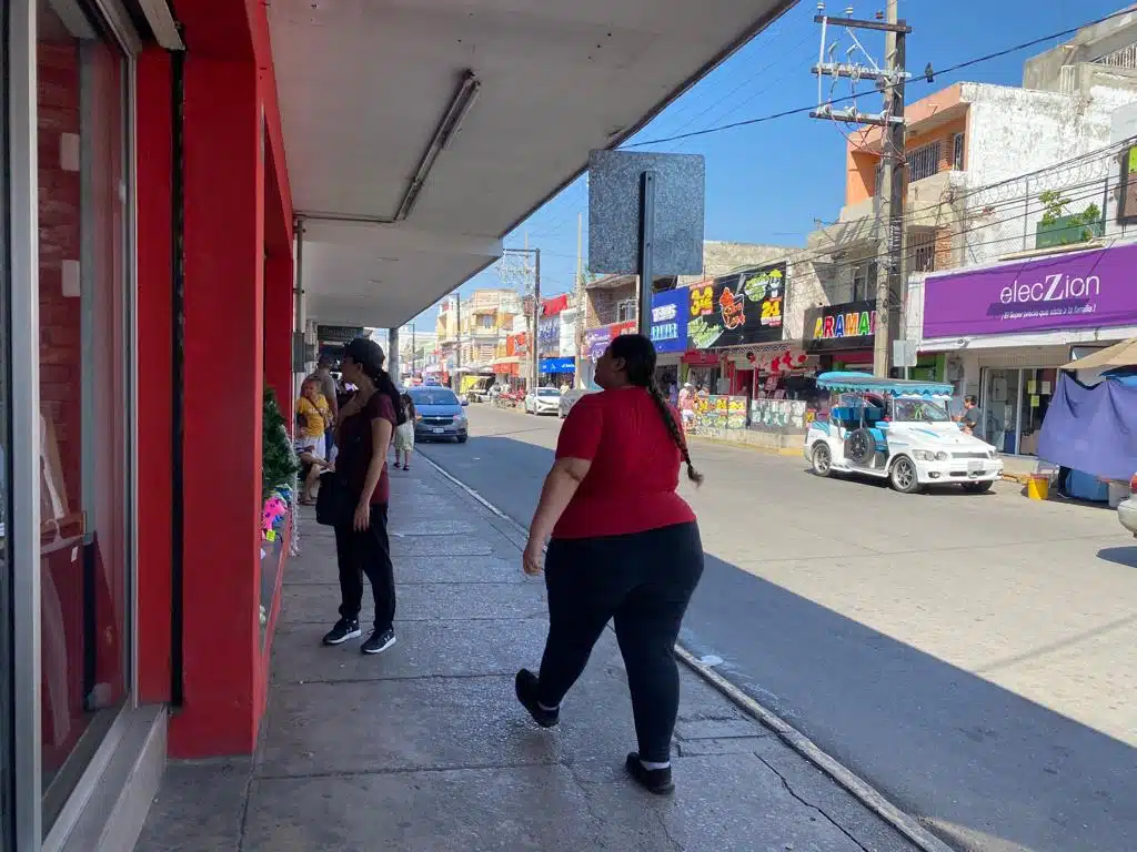 Personas en el centro de Mazatlán