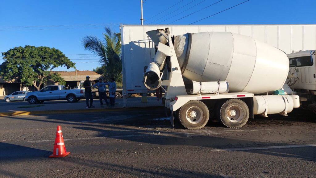 Choque entre un camión revolvedor de cemento y un tráiler