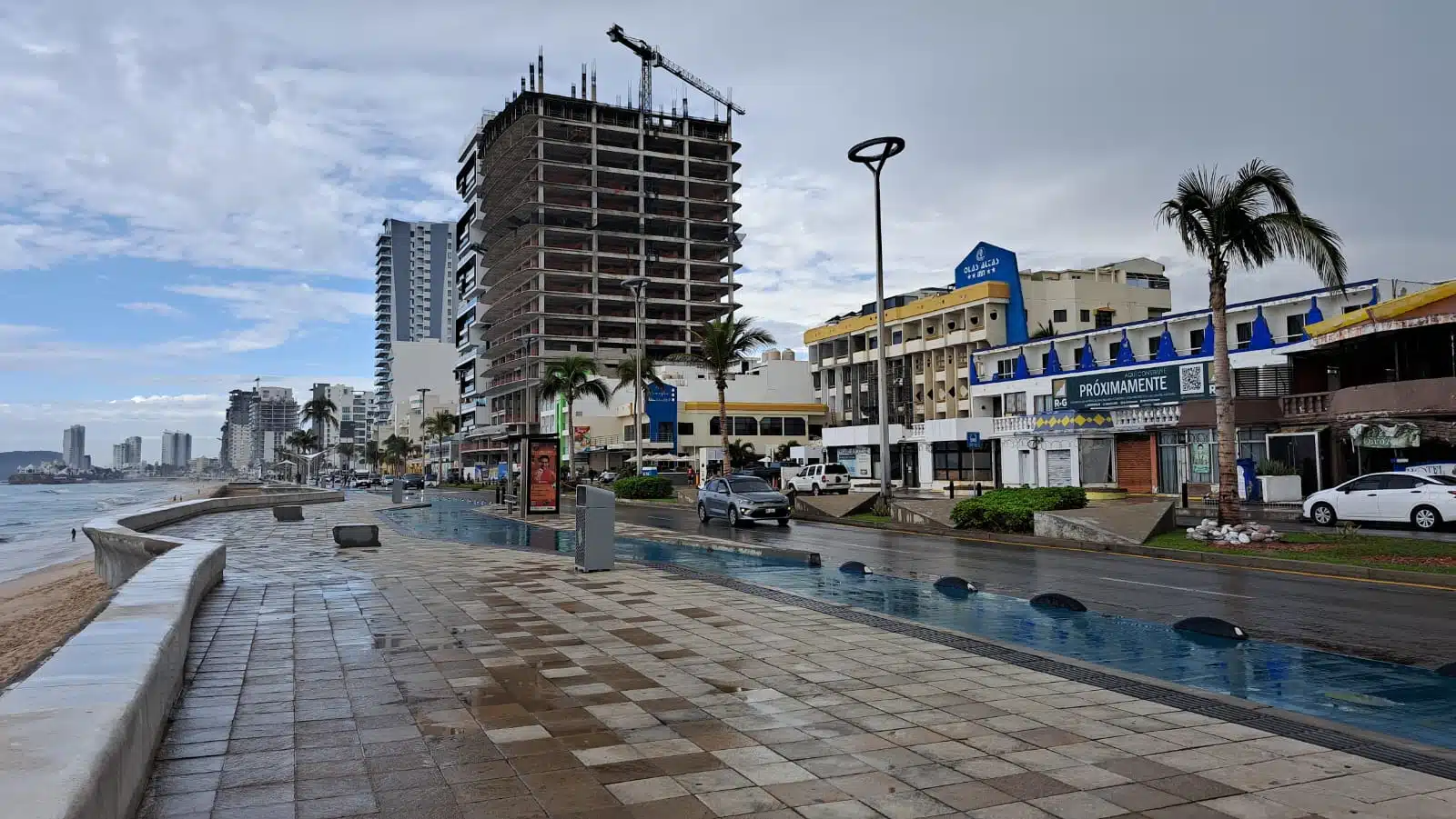 Malecón de Mazatlán en día lluvioso