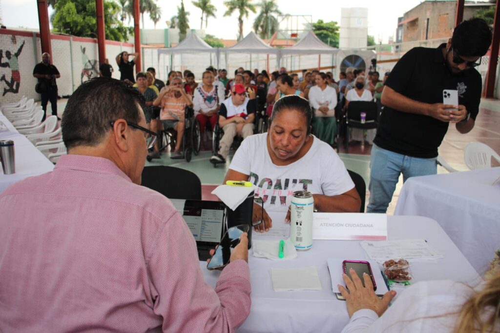 Alcalde de Mazatlán, Édgar González Zataráin, hace entrega de permisos de comercios ambulantes a vecinos de Villa Unión.
