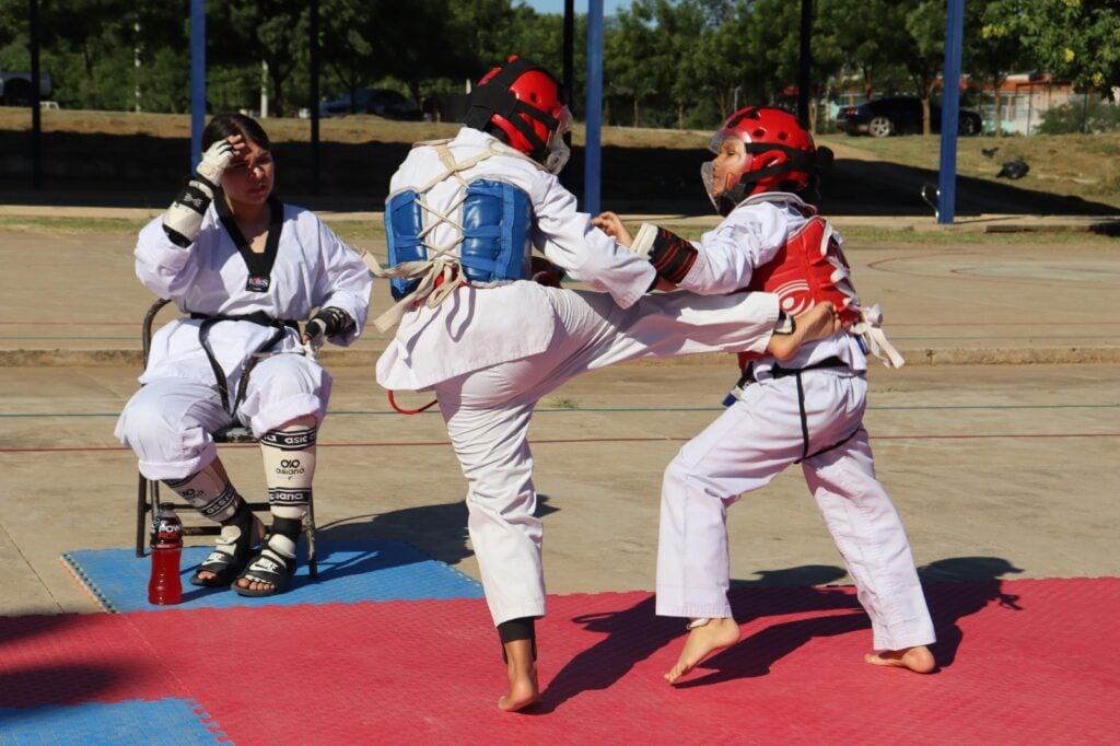 Niños practicando taekwondo