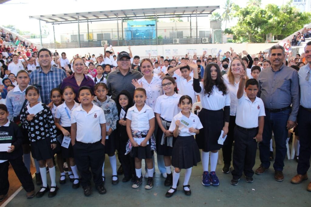 Entrega de Becas Probec a estudiantes de primaria por parte de DIF y Gobierno de Mazatlán