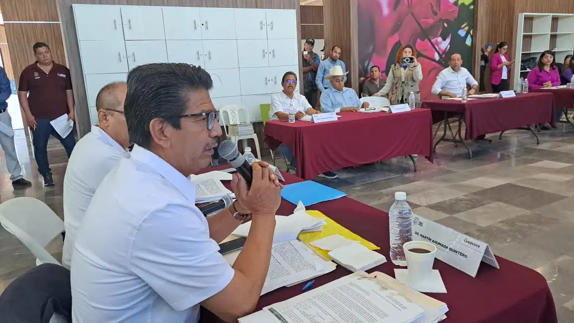 Alcalde Martín Ahumada Quintero durante la sesión de Cabildo en Guasave
