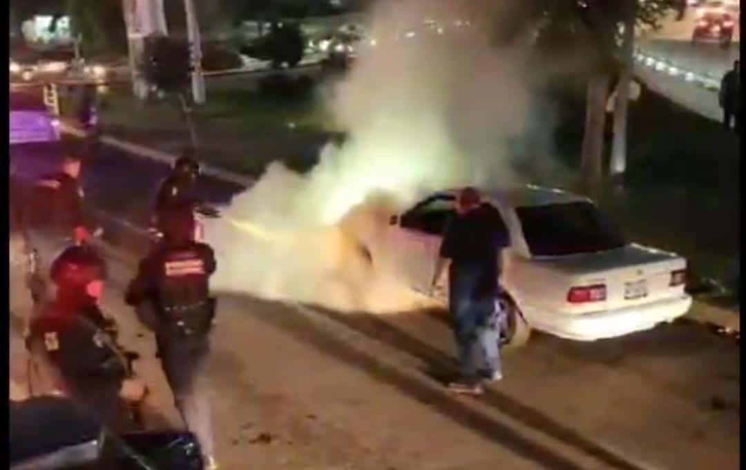Elementos de la Policía Estatal Preventiva sofocando el incendio de un vehículo
