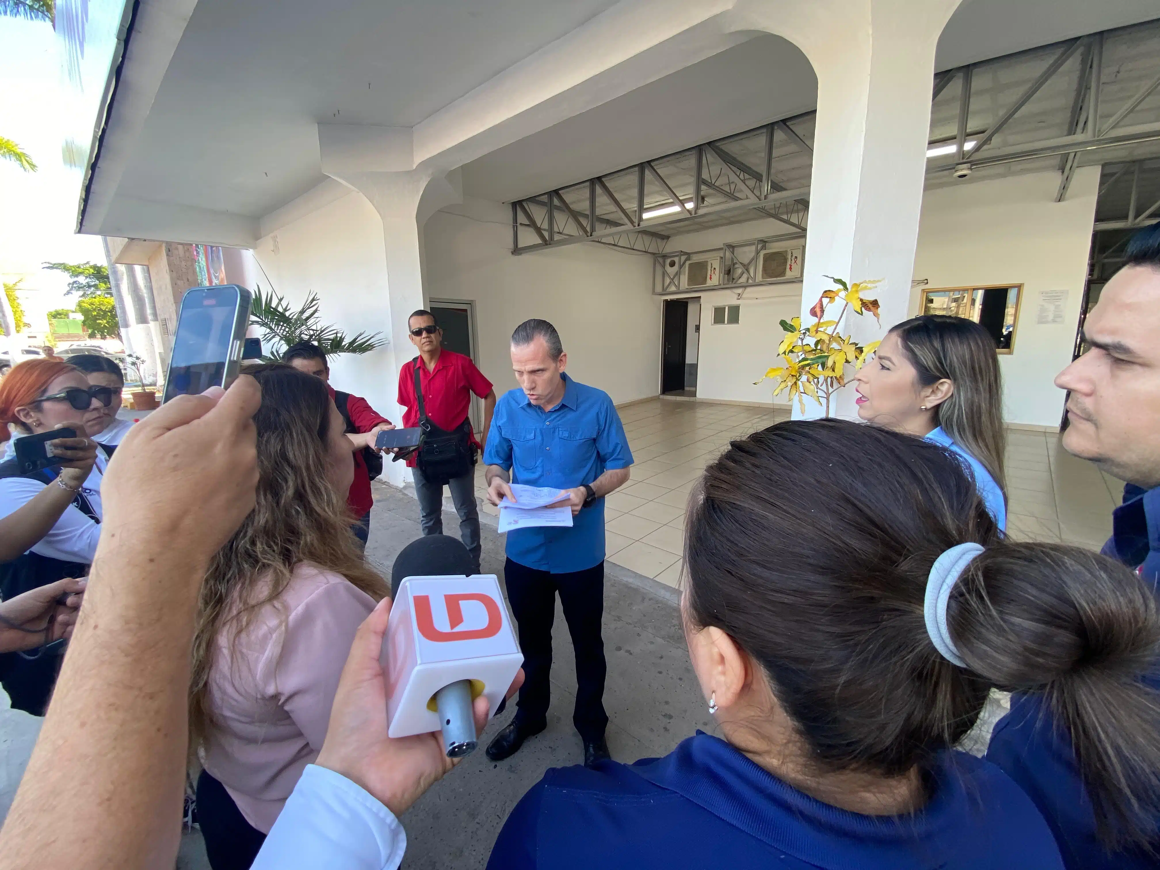 Trabajadores de la Unidad Administrativa Los Mochis dialogando con el secretario de Seguridad Pública y Protección Ciudadana de Ahome, Julio César Romanillo Montoya