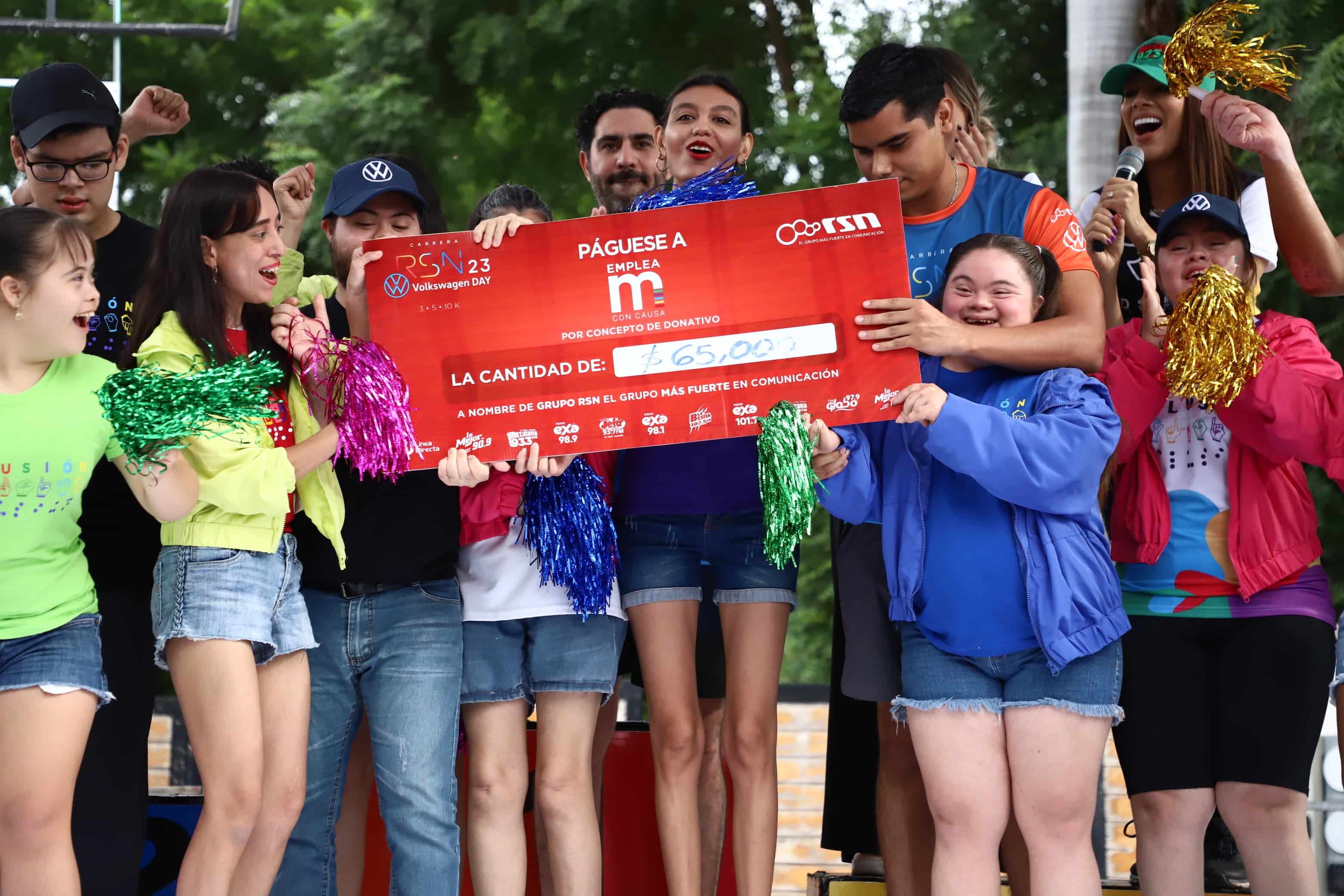 Emplea-M con Causa recibiendo su donativo de 65 mil pesos