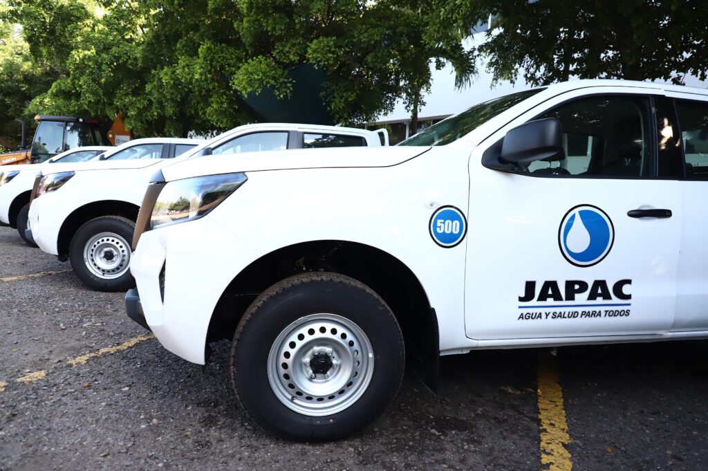 Entrega de nuevas camionetas y una retroexcavadora a Japac