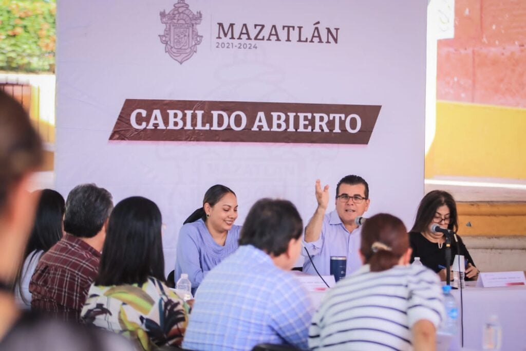 Alcalde Édgar González Zataráin en el cabildo abierto en La Noria