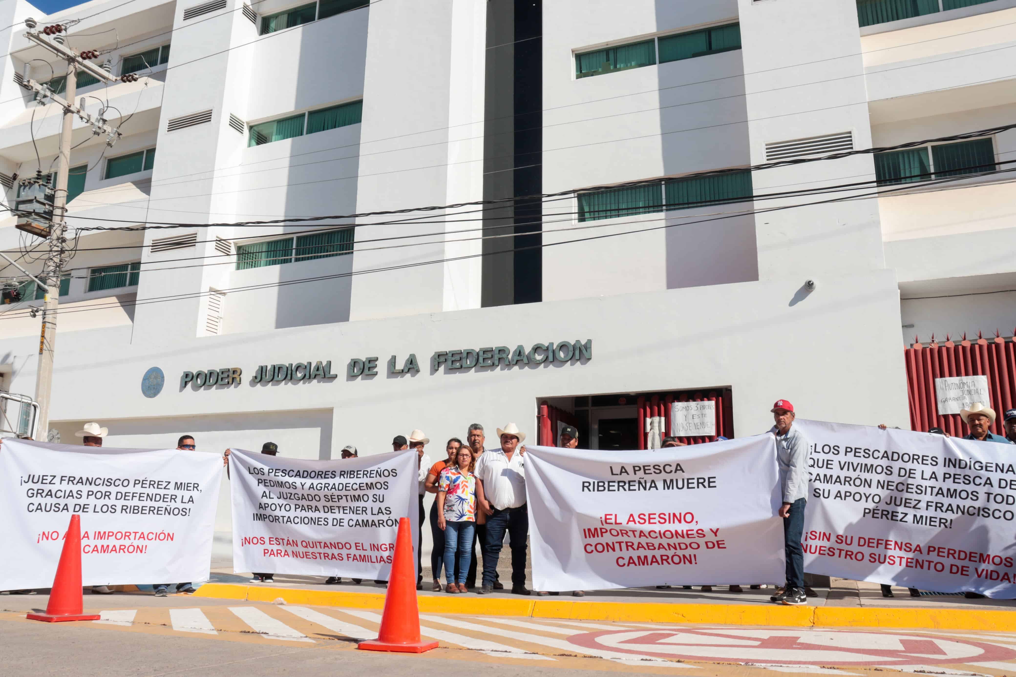 Manifestación de pescadores en el Poder Judicial de la Federación por las importaciones ilegales de camarón